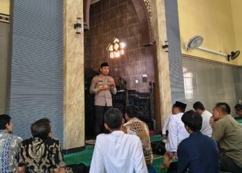 Wakapolrestabes Surabaya AKBP Rosyid Hartanto menyampaikan pesan kamtibmas kepada jamaah saat kegiatan Safari Jumat Berkah di Masjid Al Barokah Gayungan Jumat 301 Foto Dok LINES Surabaya