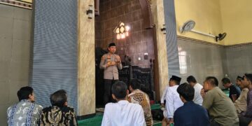 Wakapolrestabes Surabaya AKBP Rosyid Hartanto menyampaikan pesan kamtibmas kepada jamaah saat kegiatan Safari Jumat Berkah di Masjid Al Barokah Gayungan Jumat 301 Foto Dok LINES Surabaya