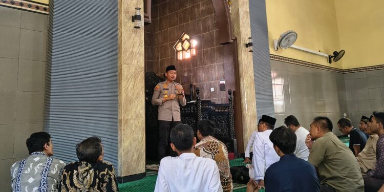 WakapolrestabesSurabayaAKBPRosyidHartantopadasafarijumatberkah | LDII JAWA TIMUR Wakapolrestabes Surabaya AKBP Rosyid Hartanto menyampaikan pesan kamtibmas kepada jamaah saat kegiatan Safari Jumat Berkah di Masjid Al Barokah Gayungan Jumat 301 Foto Dok LINES Surabaya