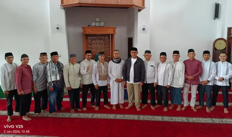 Wali Kota Bandung, Muhammad Farhan bersama Jamaah majelis taklim Masjid Baitul Mustajab. Foto: Dok. LINES Bandung