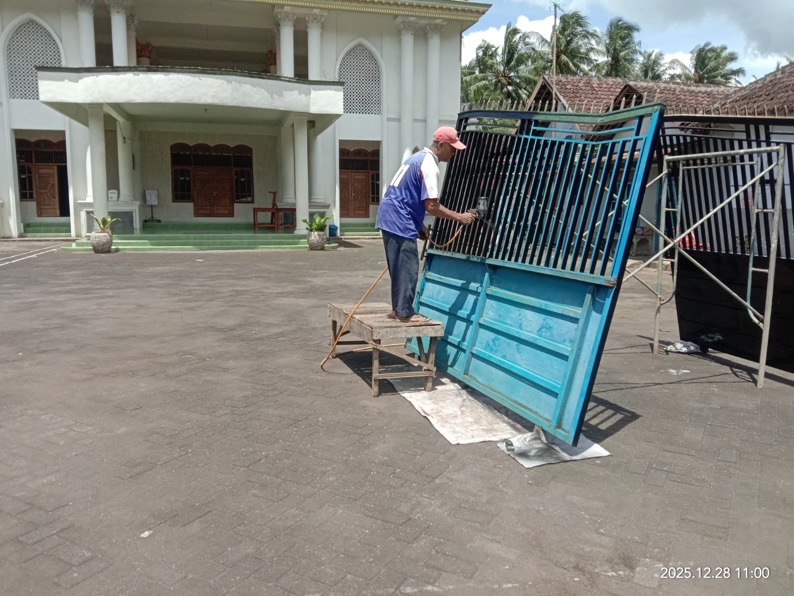 Warga LDII Desa Tawangrejeni memanfaatkan waktu untuk melaksanakan kegiatan gotong royong membersihkan dan melakukan pengecatan Masjid Nasrulloh, Malang, Minggu (28/12). Foto: Dok. LINES Malang