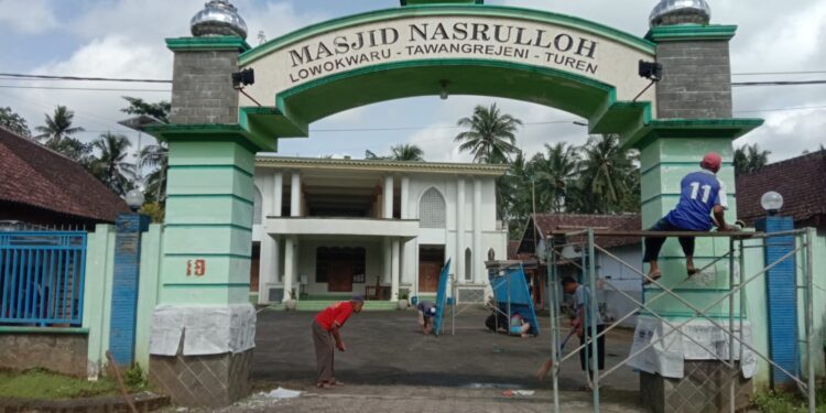 Warga LDII Desa Tawangrejeni memanfaatkan waktu untuk melaksanakan kegiatan gotong royong membersihkan dan melakukan pengecatan Masjid Nasrulloh, Malang, Minggu (28/12). Foto: Dok. LINES Malang