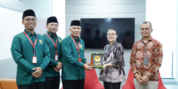 Pengurus Biro Komunikasi Informasi dan Media KIM DPW LDII Jawa Timur menjalin silaturahim sekaligus menjajaki peluang kerja sama strategis dengan Telkom Regional 3 Rabu 71 di Telkom Landmark Tower Surabaya Foto Dok LINES Jatim