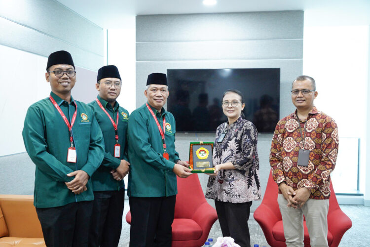 Pengurus Biro Komunikasi, Informasi, dan Media (KIM) DPW LDII Jawa Timur menjalin silaturahim sekaligus menjajaki peluang kerja sama strategis dengan Telkom Regional 3, Rabu (7/1), di Telkom Landmark Tower, Surabaya. Foto: Dok: LINES Jatim