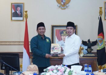 Ketua DPD LDII Kabupaten Jember, Akhmad Malik Afandi, menyerahkan majalah NUANSA kepada Bupati Jember Gus Fawait, dalam silaturahim di Pendopo Wahyawibawagraha, Senin (12/1). Foto: Dok. LINES Jember