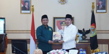 Ketua DPD LDII Kabupaten Jember Akhmad Malik Afandi menyerahkan majalah NUANSA kepada Bupati Jember Gus Fawait dalam silaturahim di Pendopo Wahyawibawagraha Senin 121 Foto Dok LINES Jember