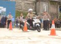 Peserta coaching clinic ujian praktik SIM mengikuti simulasi uji keterampilan berkendara sepeda motor yang digelar LDII Jember bekerja sama dengan Satlantas Polres Jember, Sabtu (10/1). Foto: Dok. LINES Jember