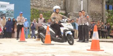 Peserta coaching clinic ujian praktik SIM mengikuti simulasi uji keterampilan berkendara sepeda motor yang digelar LDII Jember bekerja sama dengan Satlantas Polres Jember Sabtu 101 Foto Dok LINES Jember