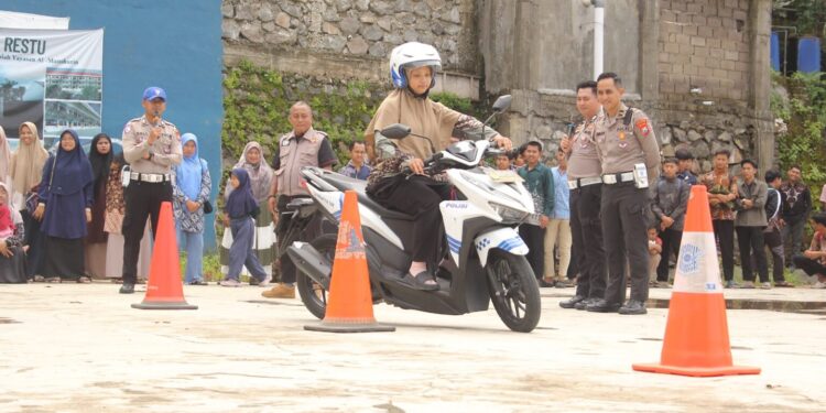 Peserta coaching clinic ujian praktik SIM mengikuti simulasi uji keterampilan berkendara sepeda motor yang digelar LDII Jember bekerja sama dengan Satlantas Polres Jember, Sabtu (10/1). Foto: Dok. LINES Jember