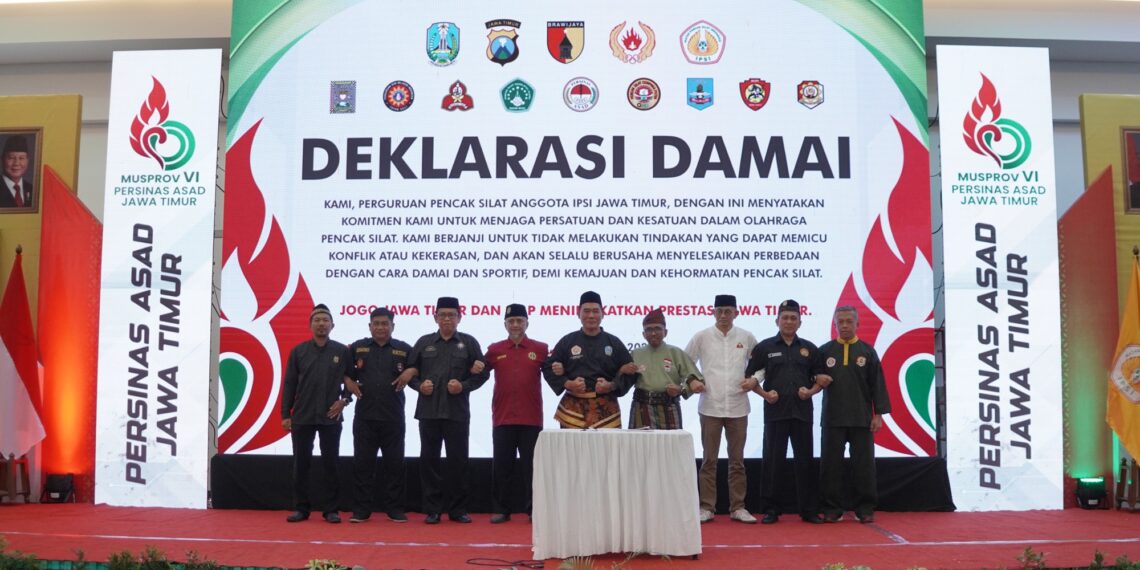 Ketua Umum IPSI Jawa Timur Bambang Haryo Soekartono tengah bersama perwakilan sembilan perguruan pencak silat berfoto usai penandatanganan deklarasi damai pada Musprov VI PERSINAS ASAD Jawa Timur di Gedung Serba Guna Sabilurrosyidin Surabaya Sabtu 311 Foto Dok LINES Jatim
