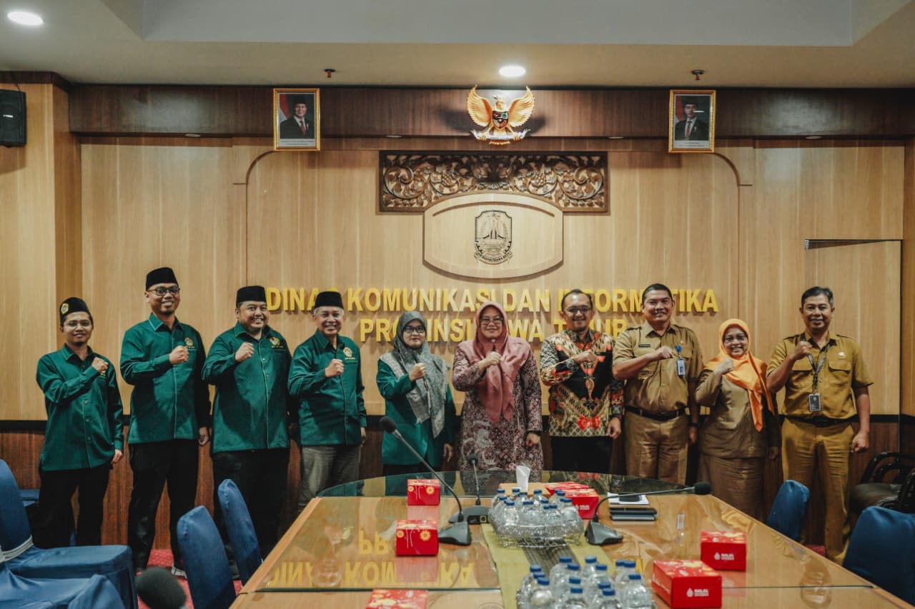 Pengurus DPW LDII Jatim bersama Kepada Dinas Komunikasi dan Informatika Jawa Timur Sherlita Ratna Dewi Agustin tengah beserta jajaran Foto Dok LINES Jatim