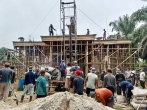 Warga Desa Tambang Mas bergotong royong membangun Masjid Baitul Ghofur pada Selasa 612025 Foto Dok LINES