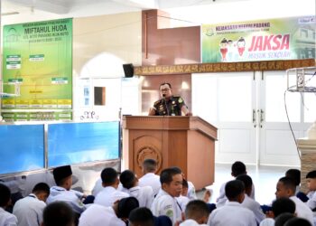 Para siswa SMP Swasta Baiturrosyid Boarding School, Padang, mengikuti program Jaksa Masuk Sekolah (JMS) yang digelar Kejaksaan Negeri Padang, Senin (19/1). Foto: Dok. LINES Padang