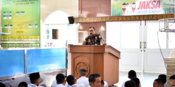 Para siswa SMP Swasta Baiturrosyid Boarding School Padang mengikuti program Jaksa Masuk Sekolah JMS yang digelar Kejaksaan Negeri Padang Senin 191 Foto Dok LINES Padang