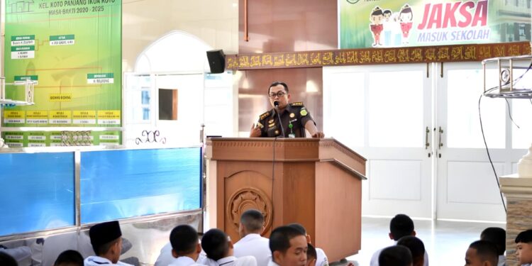 Para siswa SMP Swasta Baiturrosyid Boarding School Padang mengikuti program Jaksa Masuk Sekolah JMS yang digelar Kejaksaan Negeri Padang Senin 191 Foto Dok LINES Padang