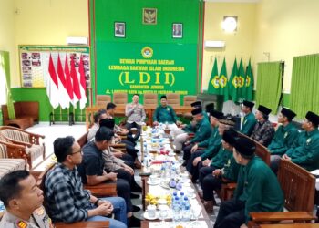 Foto: Kapolres Jember AKBP Bobby Adimas Condroputra (tengah) saat melakukan kunjungan dan silaturahmi ke Kantor DPD LDII Kabupaten Jember, Selasa (6/1),. Foto: Dok. LINES Jember