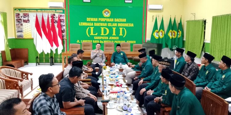 Foto: Kapolres Jember AKBP Bobby Adimas Condroputra (tengah) saat melakukan kunjungan dan silaturahmi ke Kantor DPD LDII Kabupaten Jember, Selasa (6/1),. Foto: Dok. LINES Jember