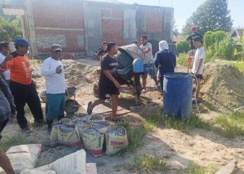Warga LDII Laloeha bersama masyarakat setempat melaksanakan kerja bakti memperbaiki jalan penghubung menuju Masjid Al-Manshurin di Kolaka, Sulawesi Tenggara, Senin (19/1). Foto: Dok. LINES