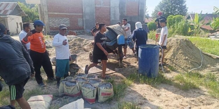 Warga LDII Laloeha bersama masyarakat setempat melaksanakan kerja bakti memperbaiki jalan penghubung menuju Masjid Al Manshurin di Kolaka Sulawesi Tenggara Senin 191 Foto Dok LINES