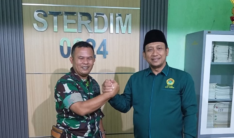 Ketua DPD LDII Kabupaten Jember Akhmad Malik Afandi (kanan) bersama Perwira Seksi Teritorial (Pasiter) Kodim 0824 Jember Lettu Inf Catur Purnomo Hadi (kiri). Foto: Dok. LINES Jember