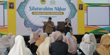 Sekretaris DPW LDII Jawa Timur Bambang Raditya Purnomo menyampaikan sambutan dan ucapan selamat datang dengan didampingi juru bahasa isyarat pada kegiatan Silaturahim Akbar Pengajian Tuli Indonesia di GSG Sabilurrosyidin Surabaya yang diikuti puluhan generus tuli dari berbagai daerah Jumat 21 Foto Dok LINES Jatim