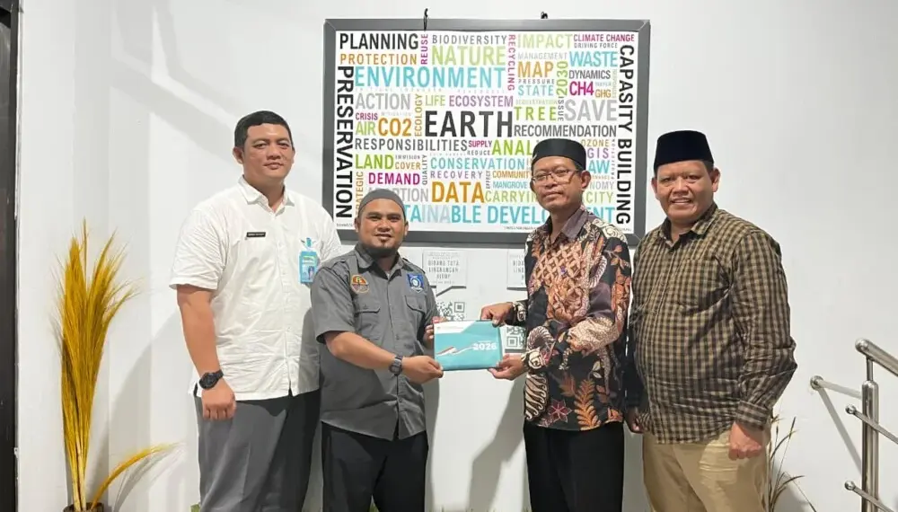 ldiibangkabelitungtemuidlhbahasproklim | LDII JAWA TIMUR Sekretaris DPW LDII Provinsi Kepulauan Bangka Belitung Tri Hendrawan menyerahkan kalender 2026 kepada Kepala Bidang Tata Lingkungan DLHK Provinsi Kepulauan Bangka Belitung Edwin Setiady Jumat 912026 Pertemuan tersebut membahas Program Kampung Iklim ProKlim dan Adiwiyata di Bangka Belitung Foto Dok LINES Bangka Belitung