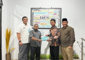 Sekretaris DPW LDII Provinsi Kepulauan Bangka Belitung, Tri Hendrawan, menyerahkan kalender 2026 kepada Kepala Bidang Tata Lingkungan DLHK Provinsi Kepulauan Bangka Belitung, Edwin Setiady, Jumat (9/1/2026). Pertemuan tersebut membahas Program Kampung Iklim (ProKlim) dan Adiwiyata di Bangka Belitung. Foto: Dok. LINES Bangka Belitung