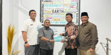 Sekretaris DPW LDII Provinsi Kepulauan Bangka Belitung Tri Hendrawan menyerahkan kalender 2026 kepada Kepala Bidang Tata Lingkungan DLHK Provinsi Kepulauan Bangka Belitung Edwin Setiady Jumat 912026 Pertemuan tersebut membahas Program Kampung Iklim ProKlim dan Adiwiyata di Bangka Belitung Foto Dok LINES Bangka Belitung