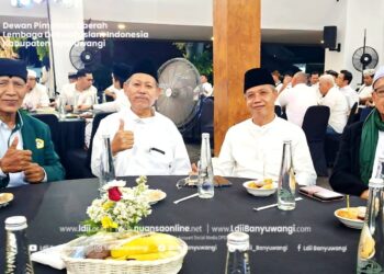 Ketua DPD LDII Banyuwangi, Astro Junaedi (kiri), saat menghadiri acara Pengantar Alih Tugas dan Pisah Sambut Kapolresta Banyuwangi, yang digelar di Pendopo Sabha Swagata Blambangan, Banyuwangi, pada Jumat (9/1). Foto: Dok. LINES Banyuwangi