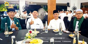 Ketua DPD LDII Banyuwangi Astro Junaedi kiri saat menghadiri acara Pengantar Alih Tugas dan Pisah Sambut Kapolresta Banyuwangi yang digelar di Pendopo Sabha Swagata Blambangan Banyuwangi pada Jumat 91 Foto Dok LINES Banyuwangi