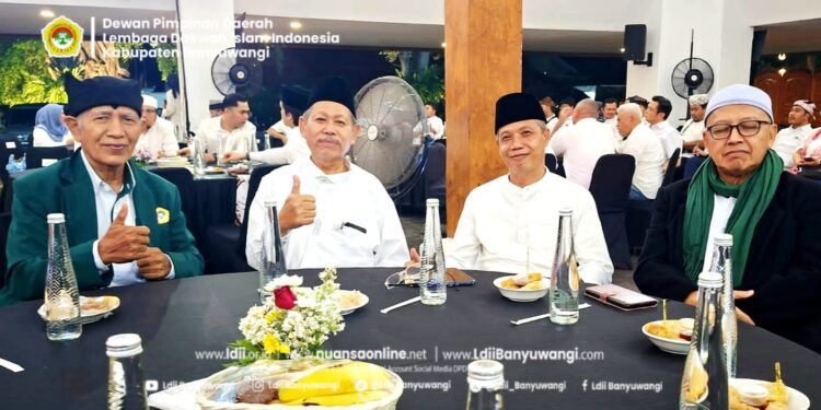 Ketua DPD LDII Banyuwangi, Astro Junaedi (kiri), saat menghadiri acara Pengantar Alih Tugas dan Pisah Sambut Kapolresta Banyuwangi, yang digelar di Pendopo Sabha Swagata Blambangan, Banyuwangi, pada Jumat (9/1). Foto: Dok. LINES Banyuwangi