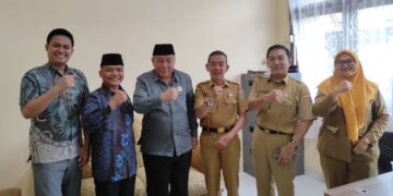 Kepala Bidang Ketahanan Ekonomi Sosial Budaya Agama dan Organisasi Kemasyarakatan Kesbangpol Provinsi Lampung Ahmad Jauhari saat menerima kunjungan silaturahim pengurus DPW LDII Provinsi Lampung Selasa 61 Foto Dok LINES Lampung