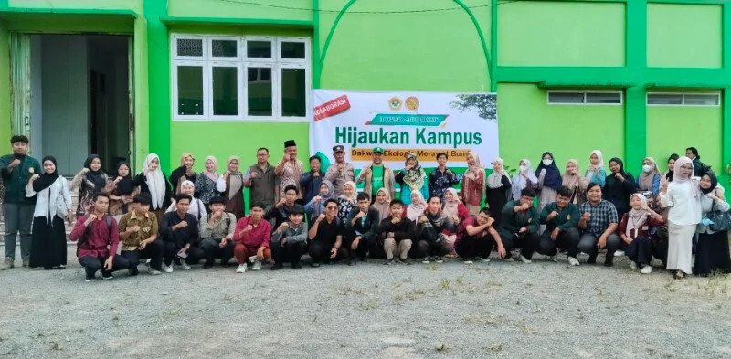Ketua DPW LDII Kalimantan Barat Susanto bersama mahasiswa Sekolah Tinggi Agama Islam STAI Mempawah Foto Dok LINES