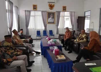 PC LDII Pacitan audiensi dengan camat baru Pacitan, Dita Widiasari. Audiensi berlangsung di Kantor Kecamatan Pacitan, Kamis (22/1). Foto: Dok. LINES Pacitan
