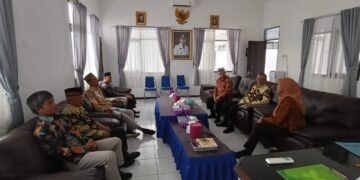 PC LDII Pacitan audiensi dengan camat baru Pacitan Dita Widiasari Audiensi berlangsung di Kantor Kecamatan Pacitan Kamis 221 Foto Dok LINES Pacitan