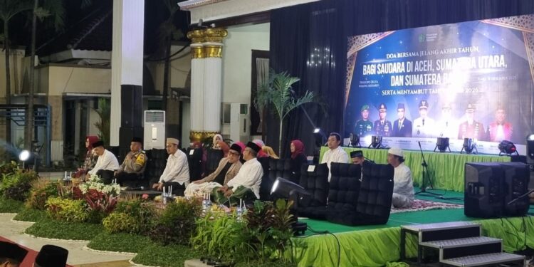 Jajaran pengurus DPD LDII Kabupaten Sidoarjo turut hadir dalam doa bersama akhir tahun di Pendopo Delta Wibawa, Rabu malam (31/12/2025), bersama Forkopimda dan tokoh masyarakat. Dok: LINES.