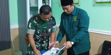 Ketua DPD LDII Jember Akhmad Malik Afandi kanan menunjukkan buku program LDII kepada Pasiter Kodim 0824 Jember Lettu Inf Catur Purnomo Hadi kiri saat silaturahmi di Makodim 0824 Jember Jumat 91 Salah satu materi dalam buku tersebut membahas wawasan kebangsaan Foto Dok LINES Jember
