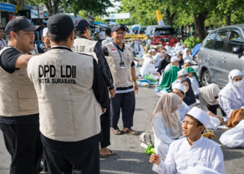 Relawan LDII Kenjeran melayani jamaah dengan membagikan air minum pada kegiatan Majelis Dzikir Maulidur Rasul SAW dan Haul Akbar Al Fithrah di Surabaya, Minggu (25/1). Foto: Dok. LINES Surabaya.