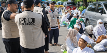 Relawan LDII Kenjeran melayani jamaah dengan membagikan air minum pada kegiatan Majelis Dzikir Maulidur Rasul SAW dan Haul Akbar Al Fithrah di Surabaya Minggu 251 Foto Dok LINES Surabaya
