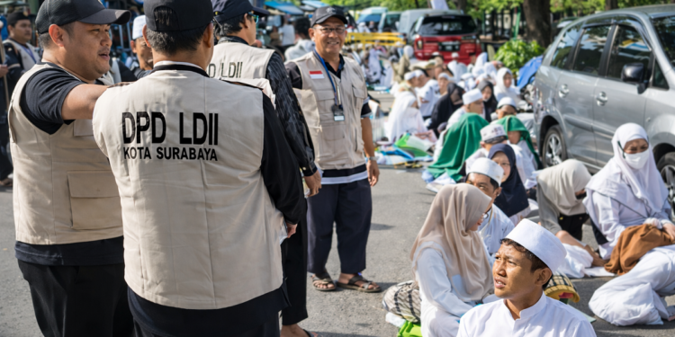 Relawan LDII Kenjeran melayani jamaah dengan membagikan air minum pada kegiatan Majelis Dzikir Maulidur Rasul SAW dan Haul Akbar Al Fithrah di Surabaya Minggu 251 Foto Dok LINES Surabaya