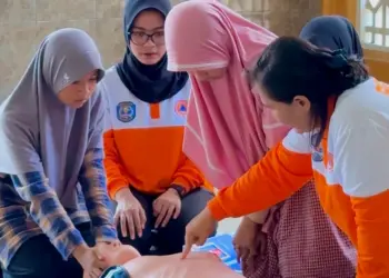 DPD LDII Kota Bontang bersama BPBD menggelar pelatihan Bantuan Hidup Dasar bagi remaja di Masjid Baitul Musthofa, Gunung Telihan, Minggu (18/1). Foto: Dok. LINES Bontang