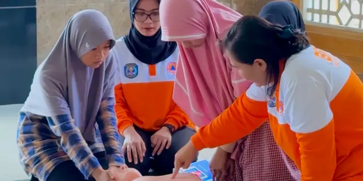 DPD LDII Kota Bontang bersama BPBD menggelar pelatihan Bantuan Hidup Dasar bagi remaja di Masjid Baitul Musthofa Gunung Telihan Minggu 181 Foto Dok LINES Bontang