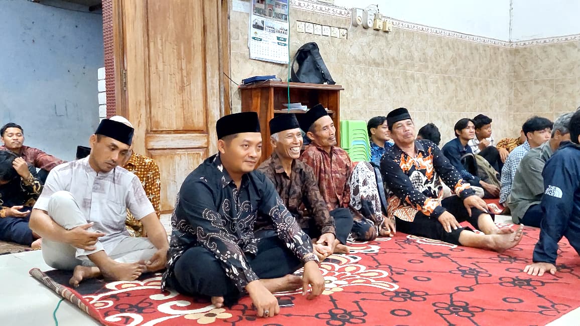 Pergantian tahun 2025 dimanfaatkan PAC LDII Bogem menggelar pengajian akhir tahun yang diikuti pemuda, tokoh masyarakat, dan pemerintah desa untuk pembinaan karakter religius remaja. Foto: Dok. LINES Kediri