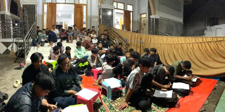 PC LDII Kandat menggelar Pengajian Akhir Tahun yang diselenggarakan di Masjid Nurul Hidayah, Desa Ngletih, Kecamatan Kandat, Kabupaten Kediri, mengusung tema “Mewujudkan Generasi Milenial yang Berakhlakul Karimah, Alim, Fakih, dan Mandiri.”, Rabu (31/12). Foto: Dok. LINES Kediri