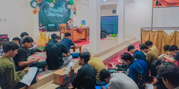 PAC LDII Lirboyo menggelar Pengajian Akhir Tahun 2025 dengan tema “RAHASIA (Raih Pahala Selama Pengajian Akhir Tahun)”, Rabu (31/12) di halaman Masjid Nur Hasan Kelurahan Lirboyo. Foto: Dok. LINES Kediri