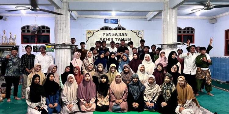 Generus LDII Pagu dan Kambingan mengikuti Pengajian Akhir Tahun 2025 di Masjid Baitil A’la, Desa Kambingan, mulai Rabu (31/12/2025) sore hingga Kamis (1/1/2026) pagi. Foto: Dok: LINES Kediri