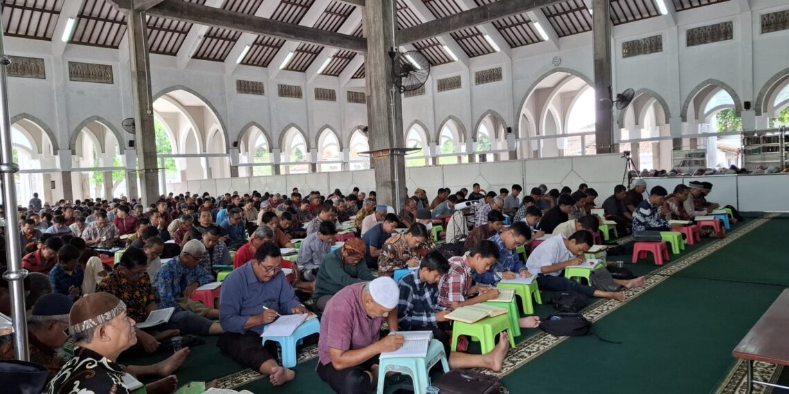 Warga LDII Kota Kediri memanfaatkan hari libur dengan menggelar pengajian rutin di lingkungan Pondok Pesantren Tri Barokah Bangsal pada Minggu (11/1). Foto: Dok. LINES Kediri