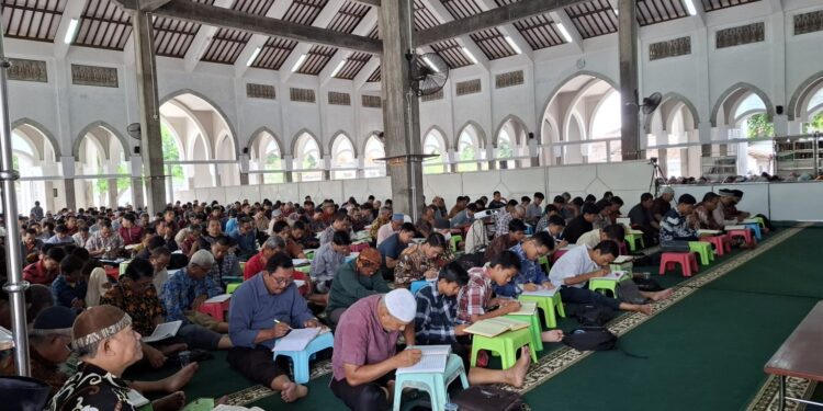 Warga LDII Kota Kediri memanfaatkan hari libur dengan menggelar pengajian rutin di lingkungan Pondok Pesantren Tri Barokah Bangsal pada Minggu 111 Foto Dok LINES Kediri