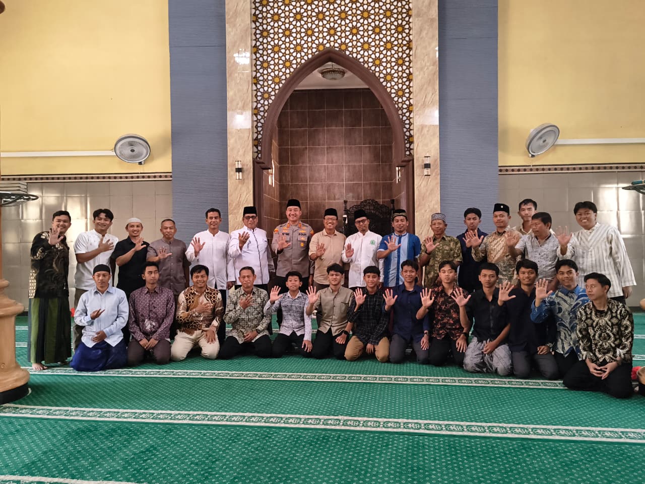 akapolrestabes Surabaya AKBP Rosyid Hartanto berfoto bersama pengurus masjid dan jamaah usai pelaksanaan Safari Jumat Berkah di Masjid Al Barokah Surabaya Foto Dok LINES Surabaya