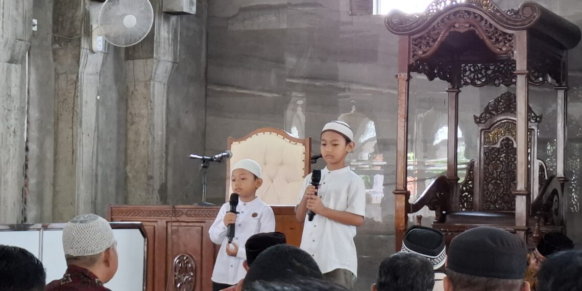 Muhamad Faiz Adiyatma dan Alzam Syailendra membacakan hafalan Al Quran di hadapan warga LDII yang hadir di pengajian rutin Minggu 111 Foto Dok LINES Kediri